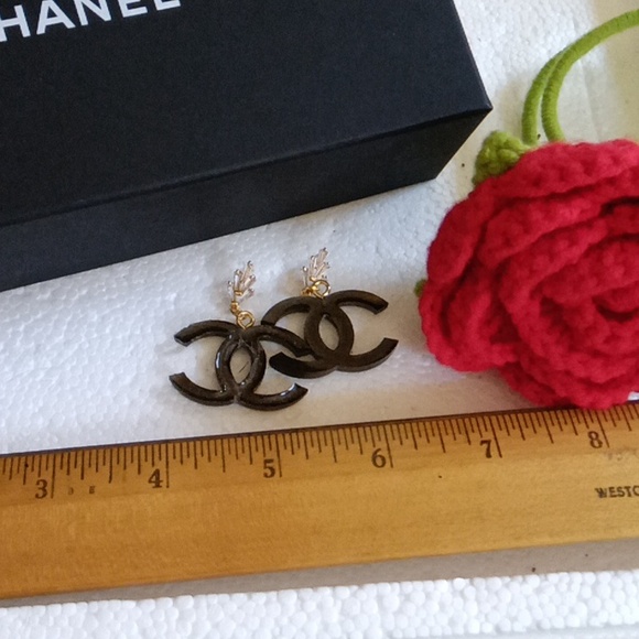 NWT designer inspired earrings - Picture 3 of 5